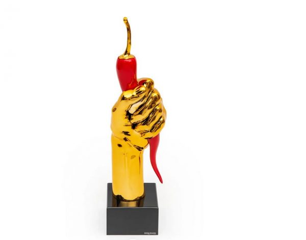 Sequenze Italy mano oro in resina con peperoncino h43 cm